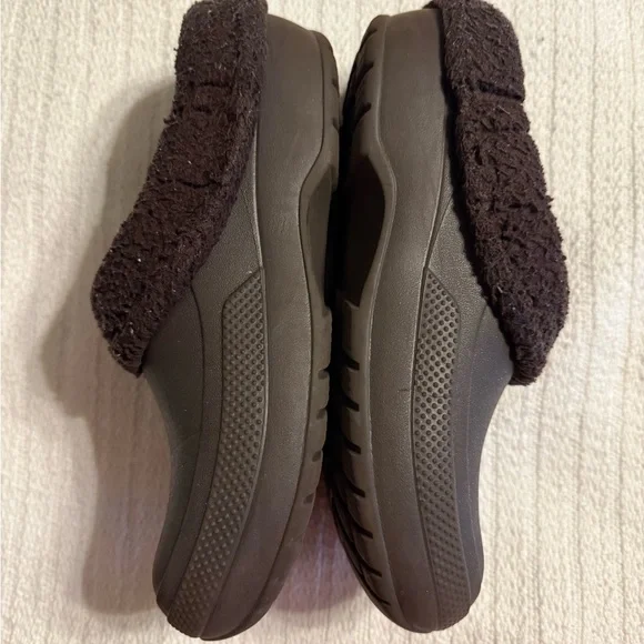 Crocs Women’s 8 / Men’s 6 Brown fuzzy-lined Clogs - Picture 2 of 4